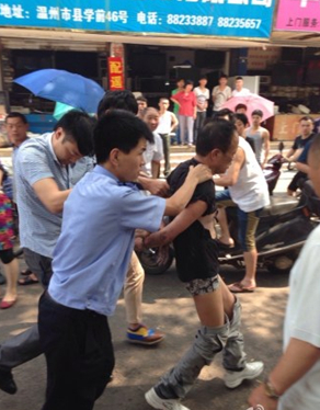 温州一男子在县学前中山派出所门口试图引爆炸弹，被 