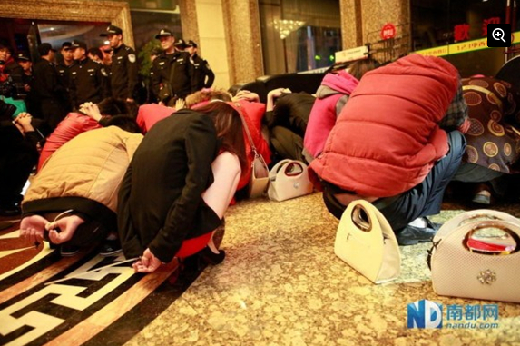 图为国安酒店内的抓捕现场。2