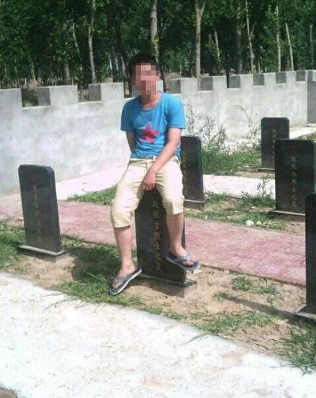 河北清苑温仁抗日烈士墓碑遭少年侮辱并踢倒