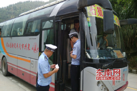 漳州各地交警加强特殊车辆管理