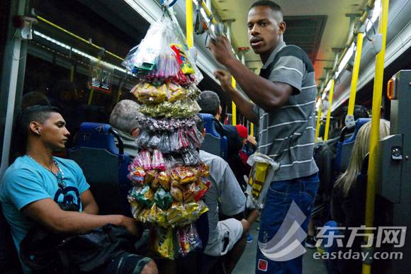 巴西世界杯公交车:上车靠扬招车上不报站 下车