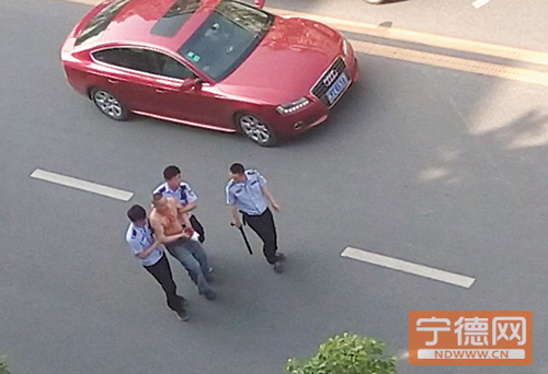 男子手持双刀闹市徒步　公安巡特警伺机制服1