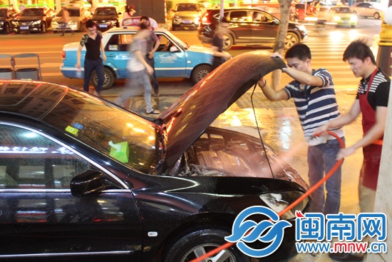 刘文强接来消防水灭火
