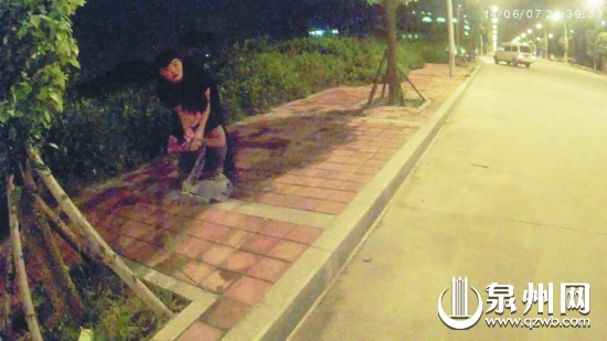 男子持刀劫持路人