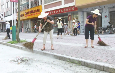 溪美街道组织干部职工在市区柳园南路打扫卫生。本报 