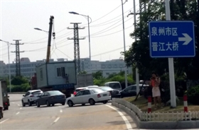 马路落下一间“房”