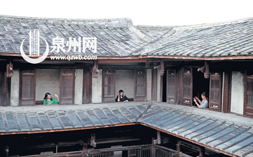 古香古色的土楼对都市人很有吸引力，不少人结伴前往 