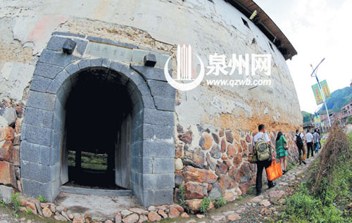 龙通土楼位于偏远山村，离感德镇区有将近1个小时车 