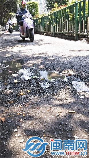 路面坑坑洼洼的，骑车经过颠得厉害