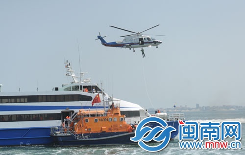 救助船靠近遇险客船，“飞人”也正在下落