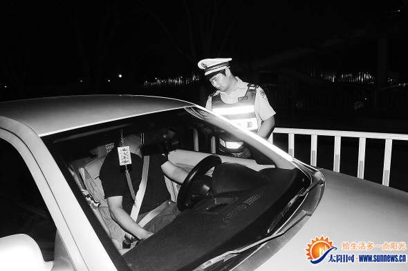 治安清查统一行动中,民警正在拦查车辆
