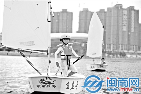 小选手在OP帆船上站立，颇像出征勇士