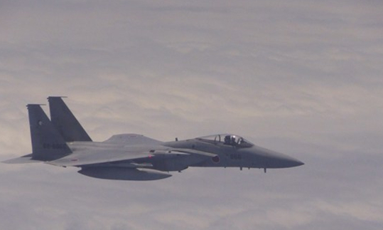 日本F-15战机跟踪挑衅中国战机照片