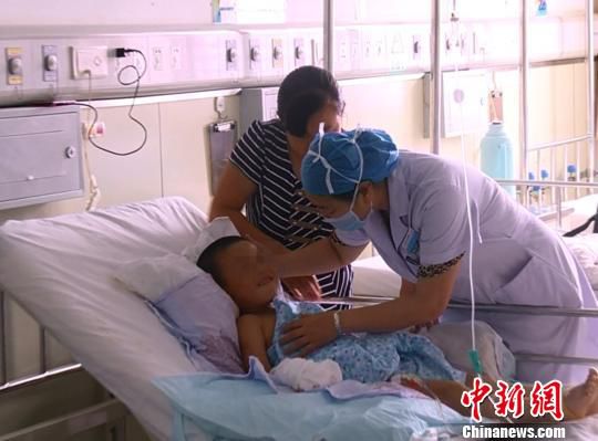 图为病床上的小豪。