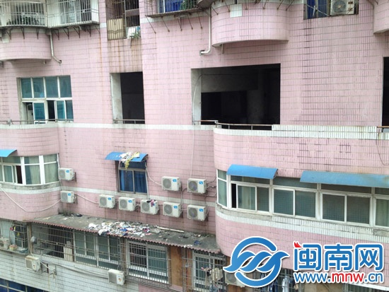 打开窗户对面楼挂满垃圾
