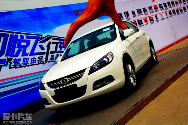 巨手抓车