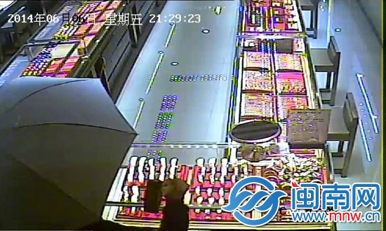 监控显示，温某志拿锤子砸柜台