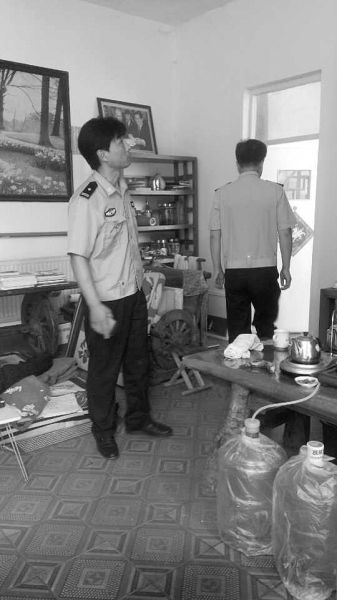 北京顺义民警在事发后前往张红霞家中调查。