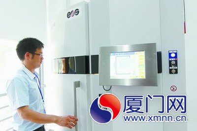 这个长得像冰箱的机器就是3D打印机。