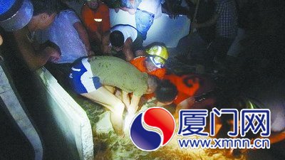 海水涨到胸部左右，群众围起拦海“大坝”，众人合力 