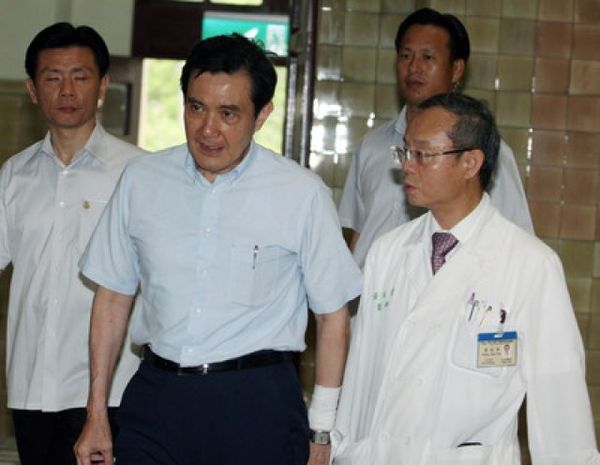 马英九身体健检。马英九（前左）6月14日上午前往台&nbsp;