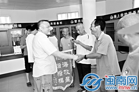 老潘等人向救命恩人送去感谢锦旗