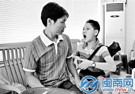 儿子用手语对父亲说：“我爱你”