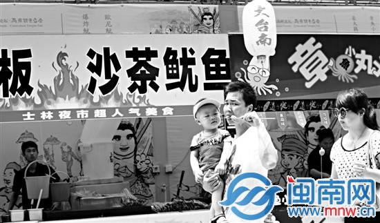 特色庙会美食吸引许多市民来品尝