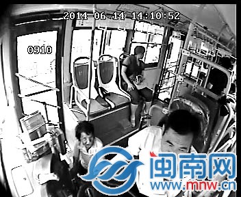 师傅帮阿婆打电话报警