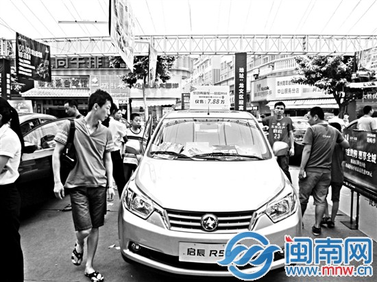 特卖会活动现场，看车络绎不绝