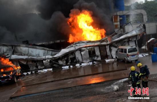 四川泸州市江阳区邻玉镇机场大道附近一沥青厂重油罐