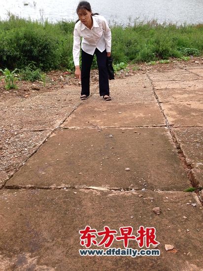 李昌秀到发现丈夫遗体的鱼塘坝子指认现场。