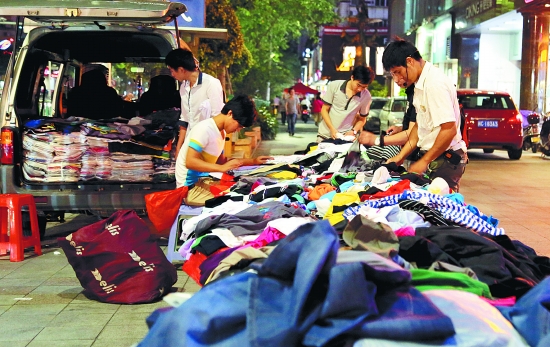 市区田安路上,市民正在路边摊挑选服饰