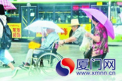 图为雨中行人