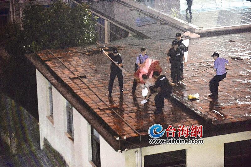 警方将持刀男子制服