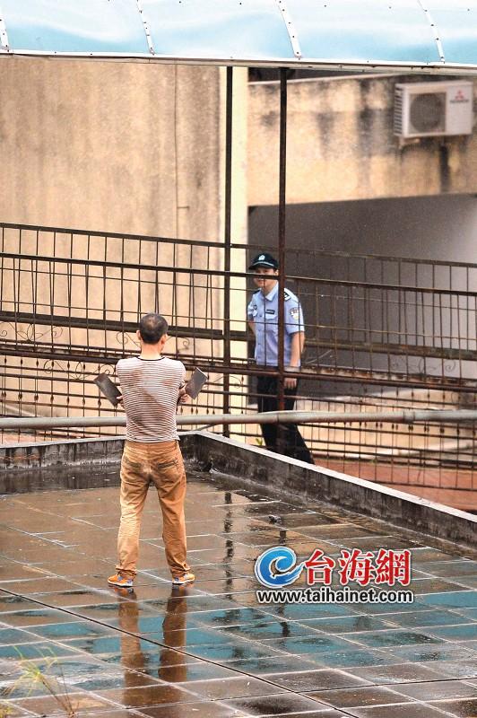 持刀男子