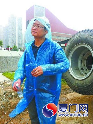 雨中守望。