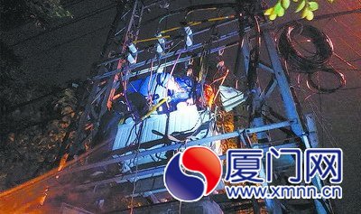 电力人员冒雨抢修变压器
