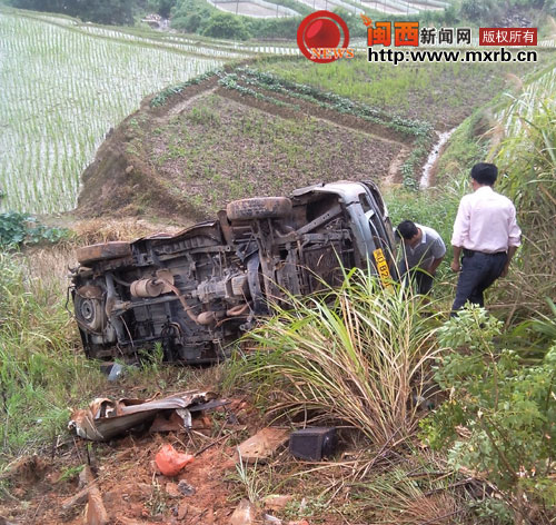 龙岩永定高头乡发生一起车祸 幸无人员伤亡