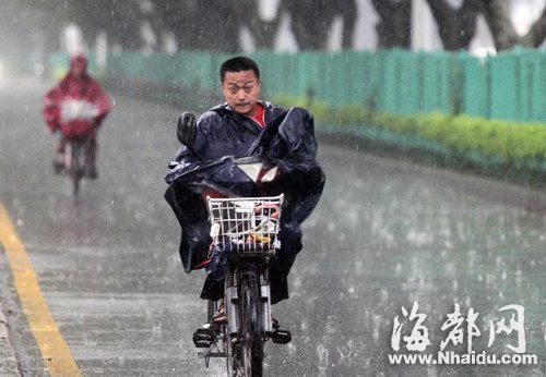 台风“海贝思”残云滞闽 福建中南部暴雨如注