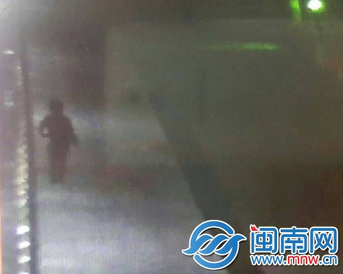 蔡小姐说，监控里的这个背影很像妈妈