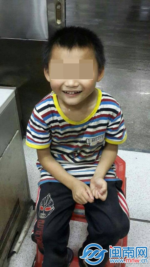 邹先生的儿子很可爱，见人就笑