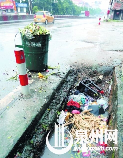 排水管入口被垃圾堵住了