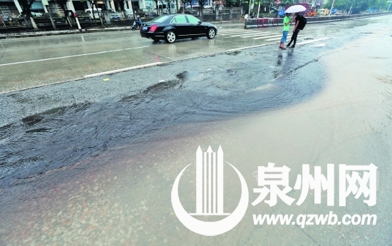 黑色水和灰白色的水在国道324线磁灶段路边混合横流