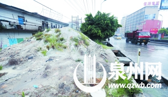 这堆至少3米高的垃圾由土和泥混合而成，已十分坚硬。