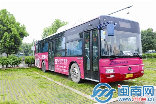 被偷开走的公交车，警察将它追了回来