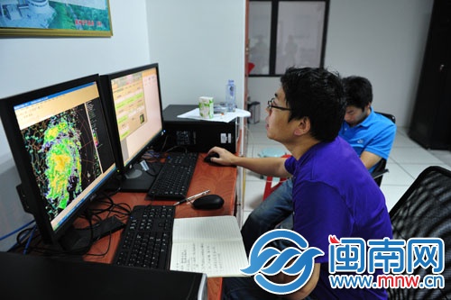 工作人员正查看雷达试运行情况