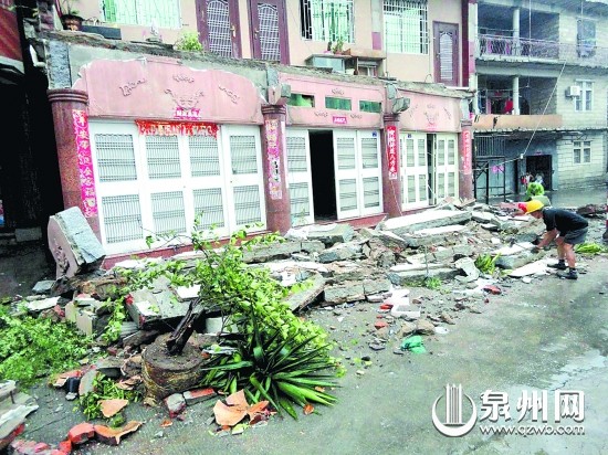 掉落的石条、墙土、盆栽等占据道路，影响通行