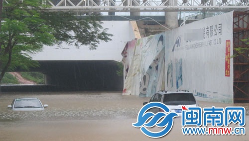 北站铁路涵洞积水，两部轿车被淹