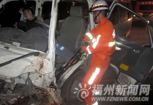 杨桥路一面包车撞上树司机被卡